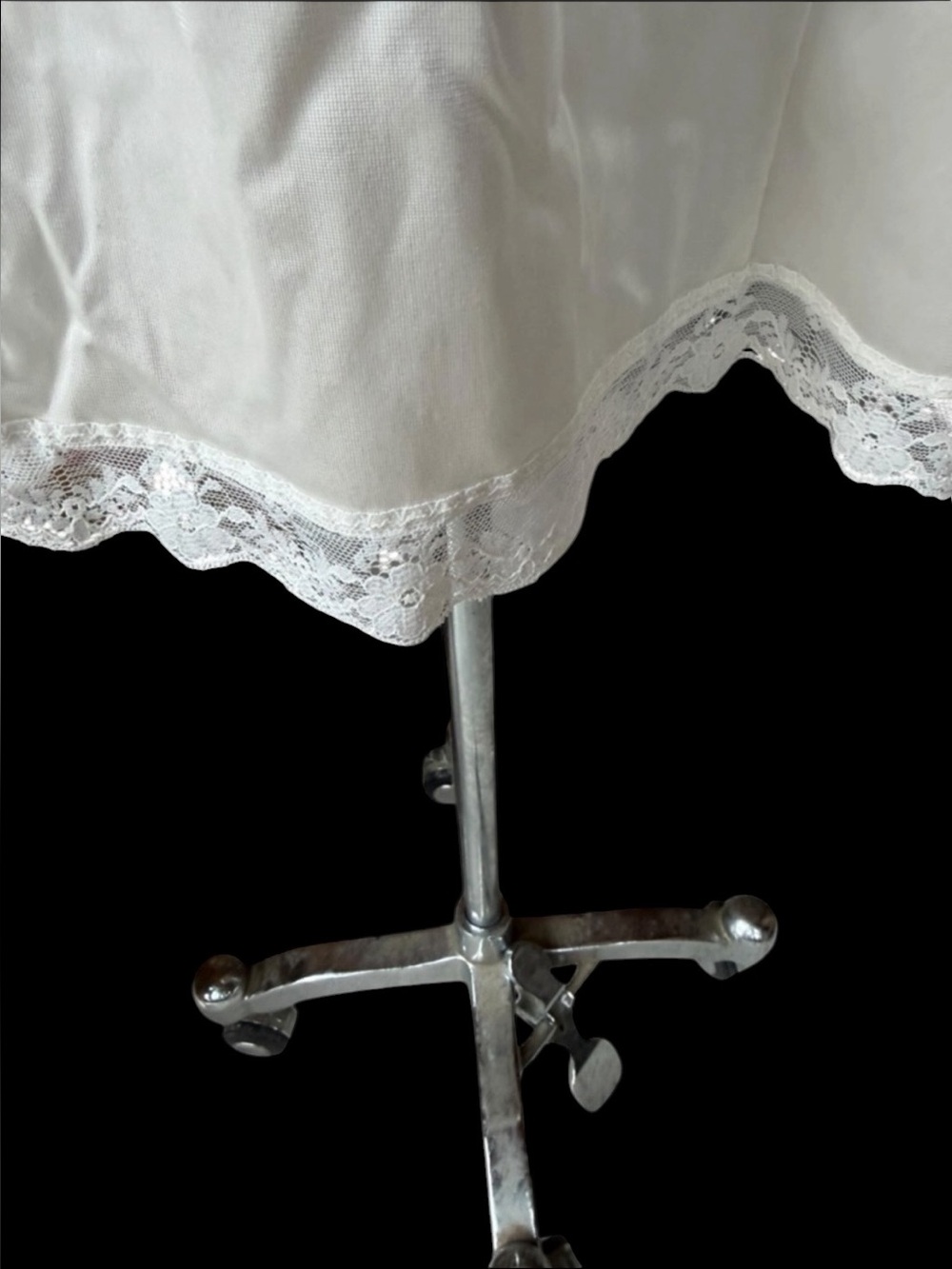 1980s/90s Ashley Taylor 100% Nylon Ivory V-Neckline Scalloped Floral Lace Slip - Picture 3 of 7